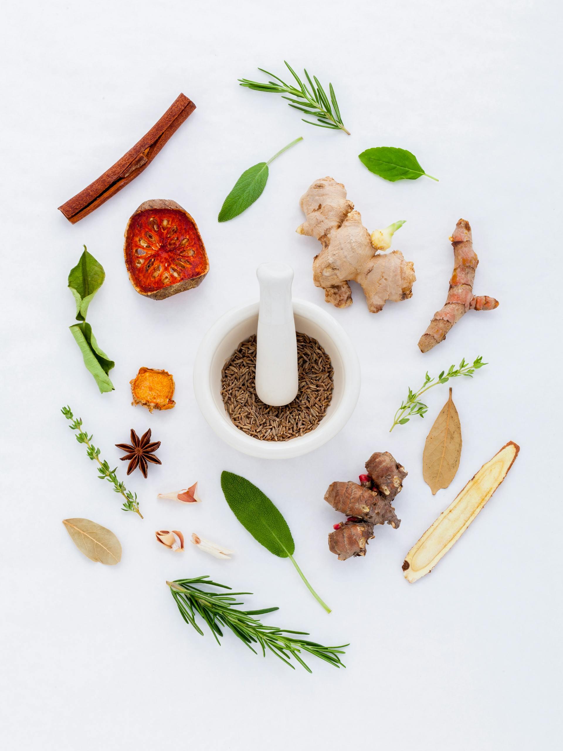 Mezcla de productos naturales para la tos como el jengibre y la canela