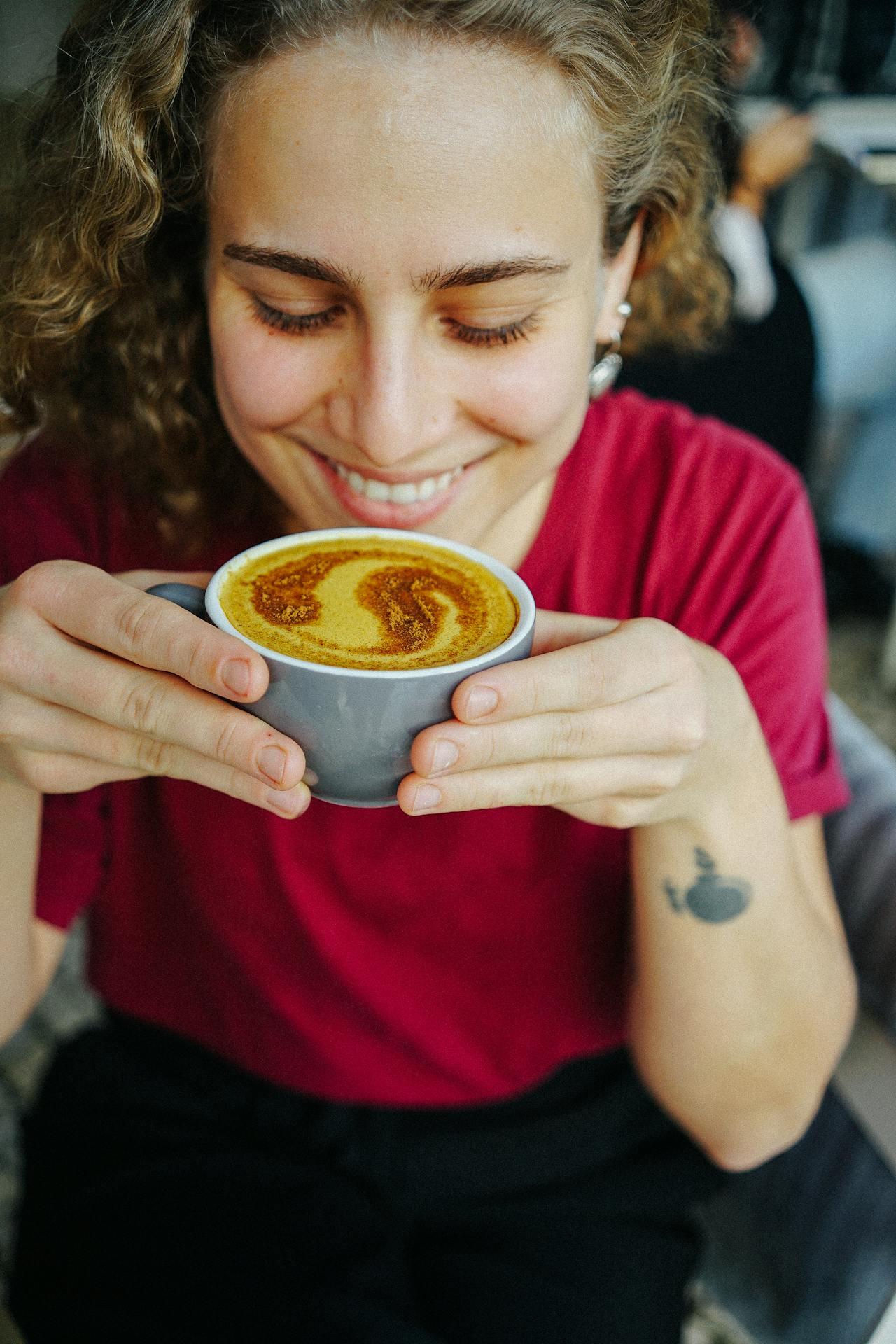 Mujer tomando leche de curcuma y pimienta negra