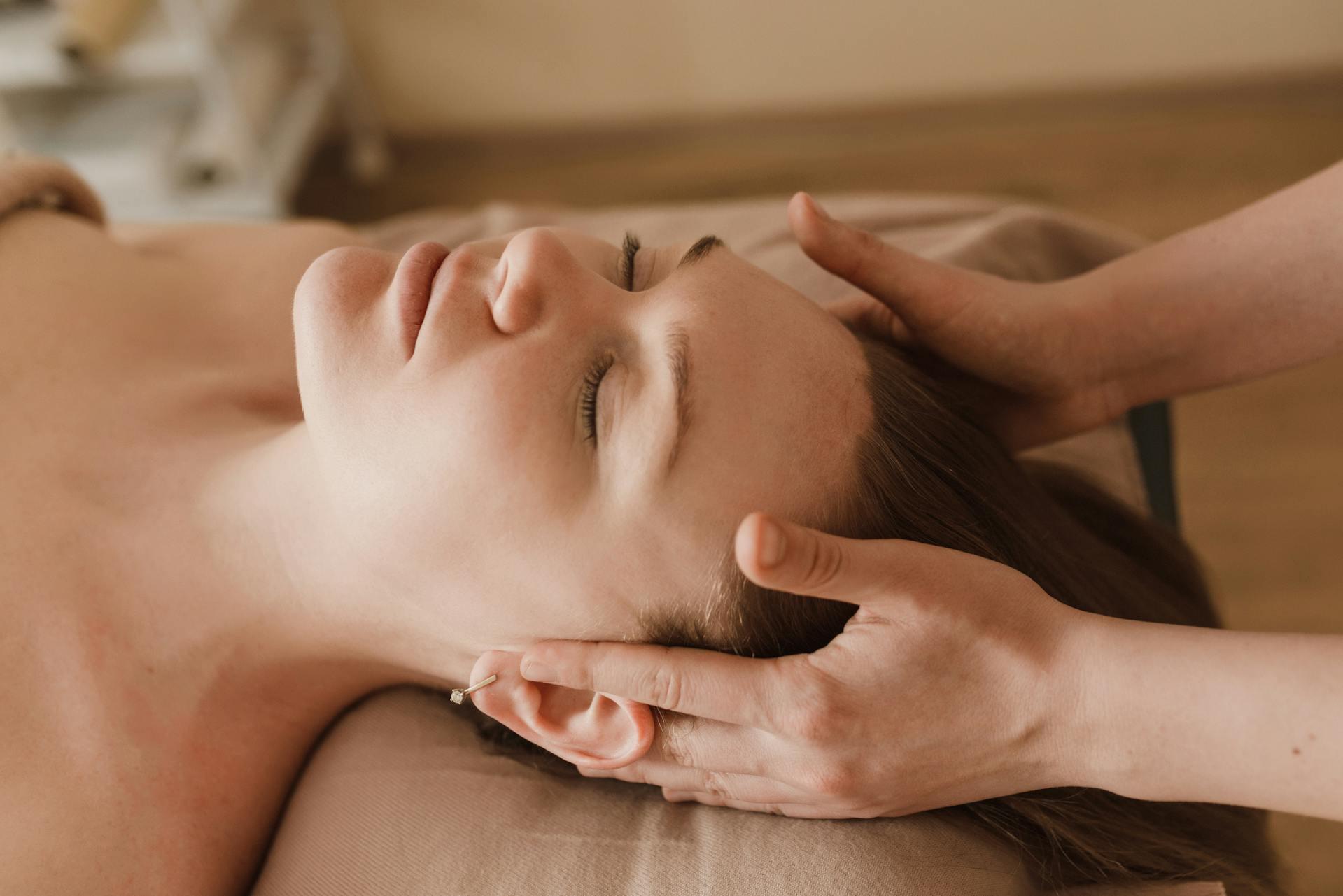 Mujer haciendose masajes para el dolor de cabeza