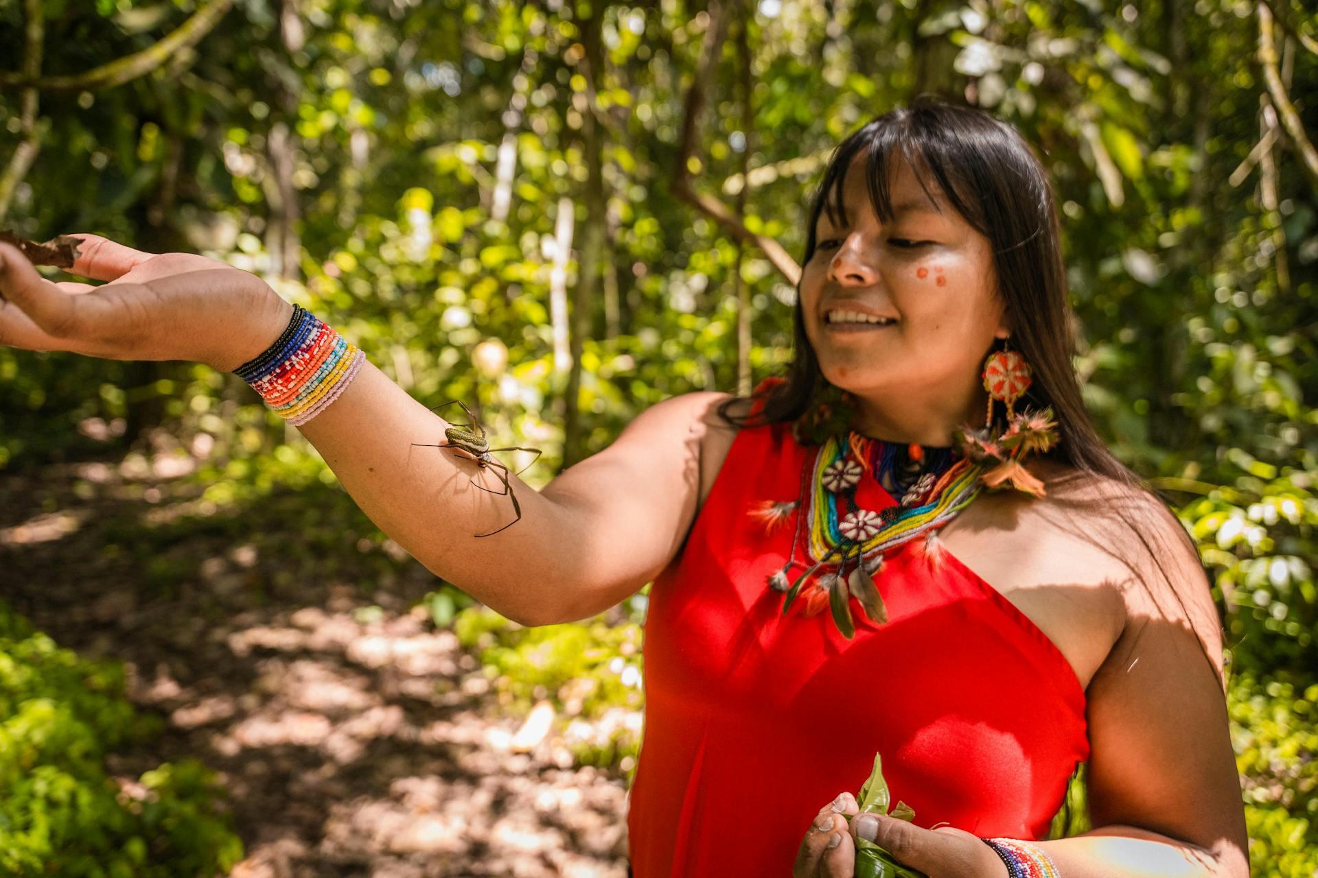 Mujer indígena con una araña en el amazonas
