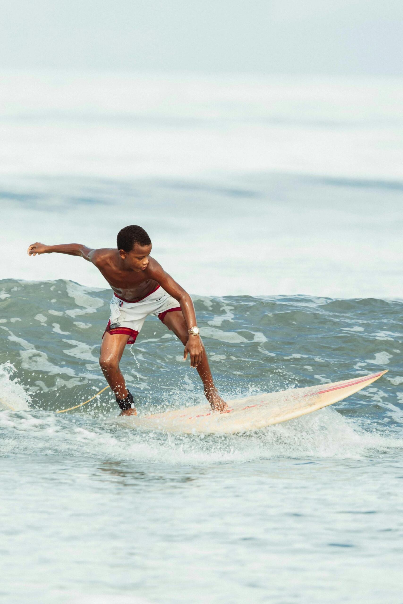 Niños surfeando en el oceano pacífico