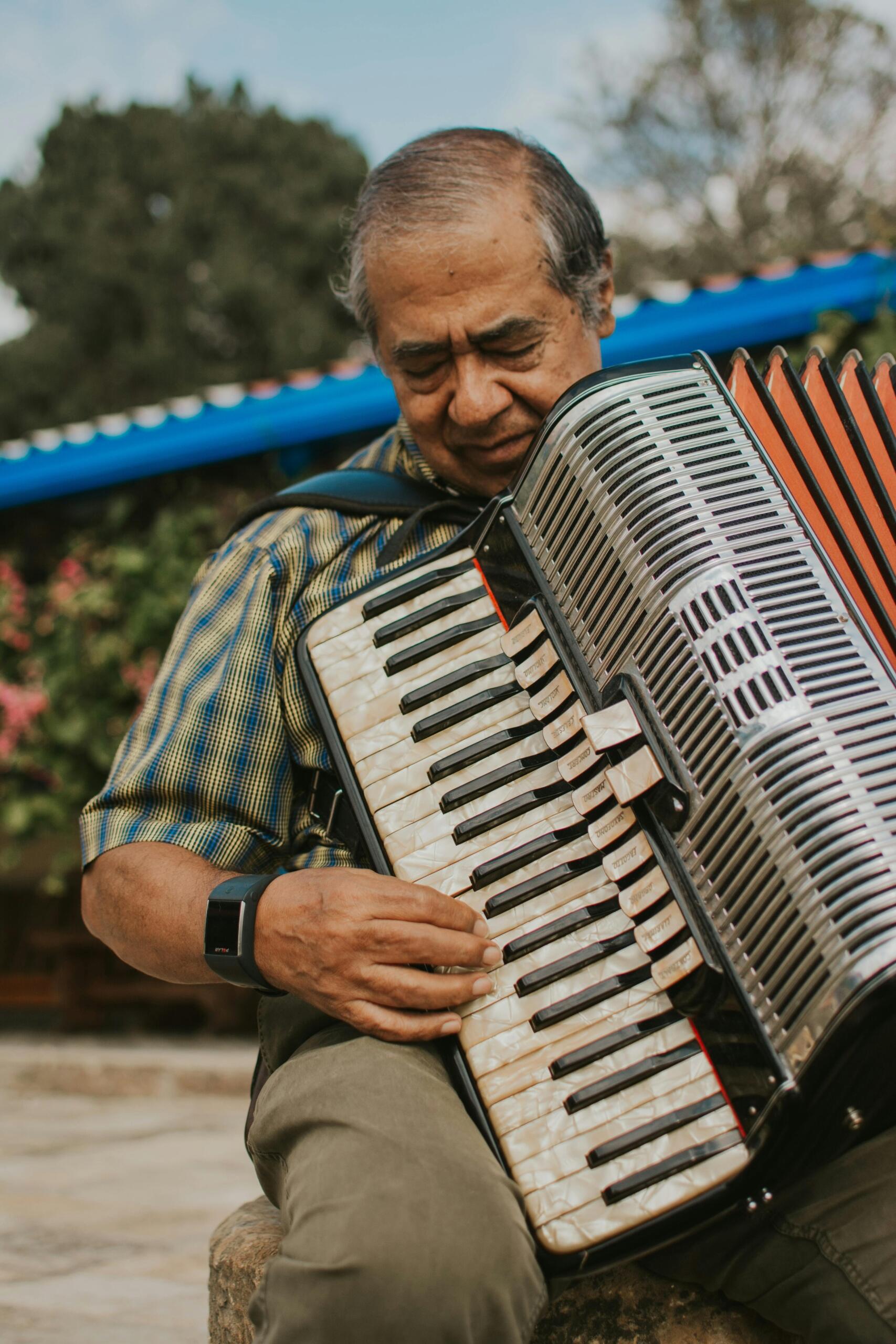 Hombre tocando el acordion vallenato
