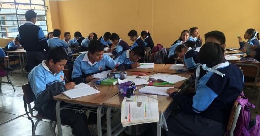 Niños haciendo actividad en clase