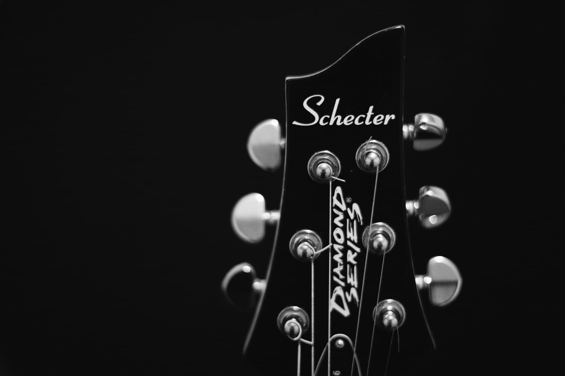 Clavijero de una guitarra negra.