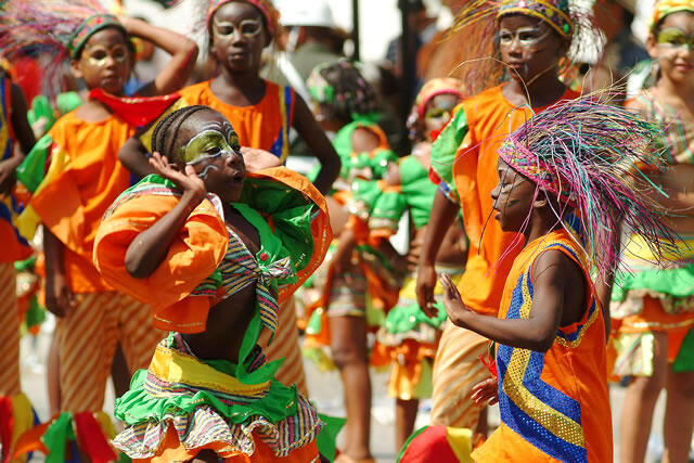 Pareja de niños bailando Mapalé al aire libre