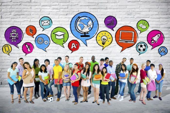 Varios adolescentes y arriba logos que representan diferentes carreras 