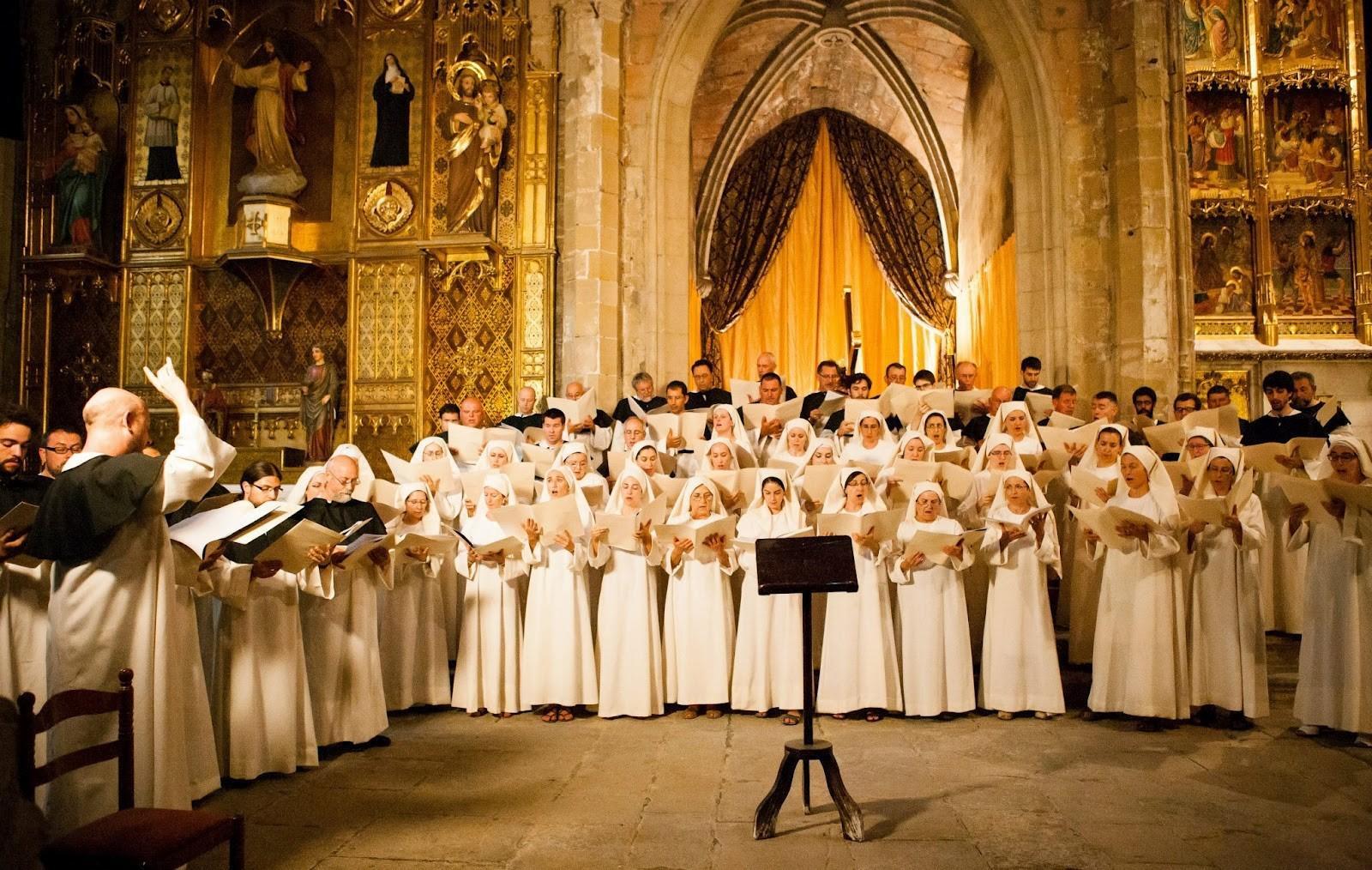 Monjes y monjas cantando