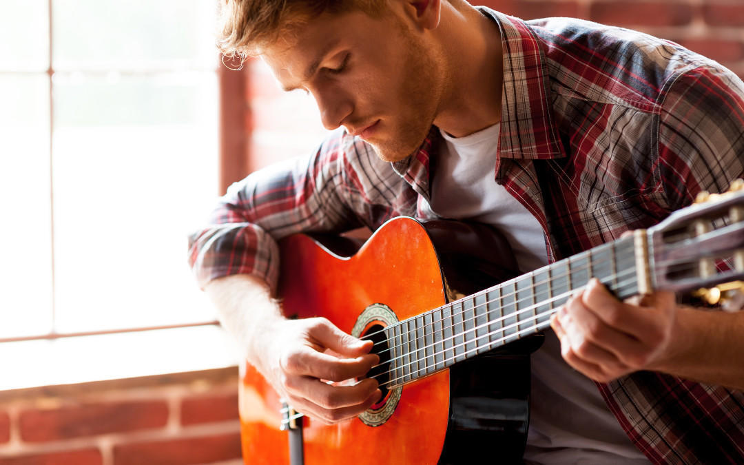 Tocar la guitarra.