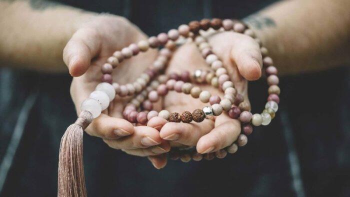 Cómo cantar mantras para meditar.