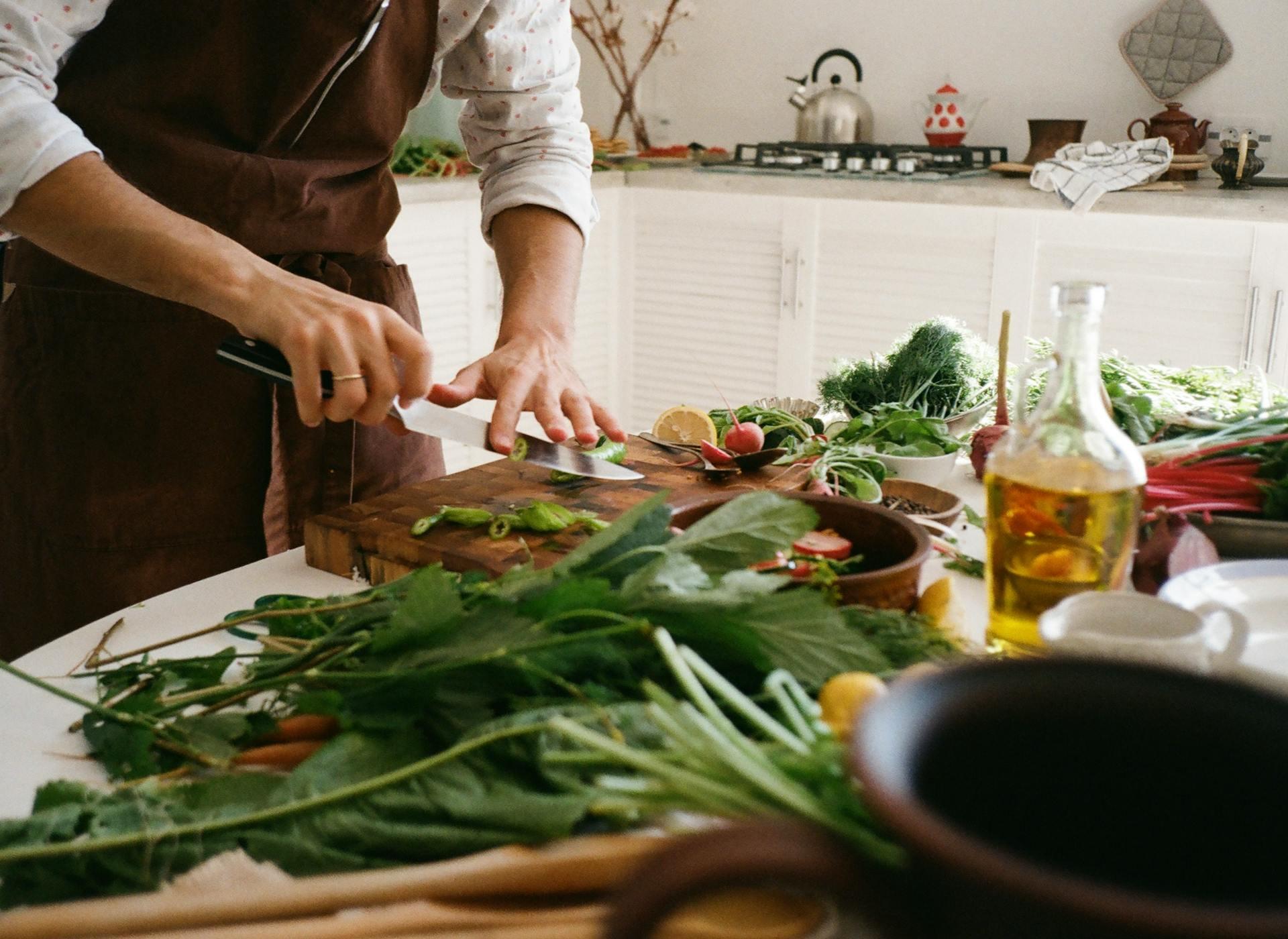 cocinero preparando alimentos en la cocina