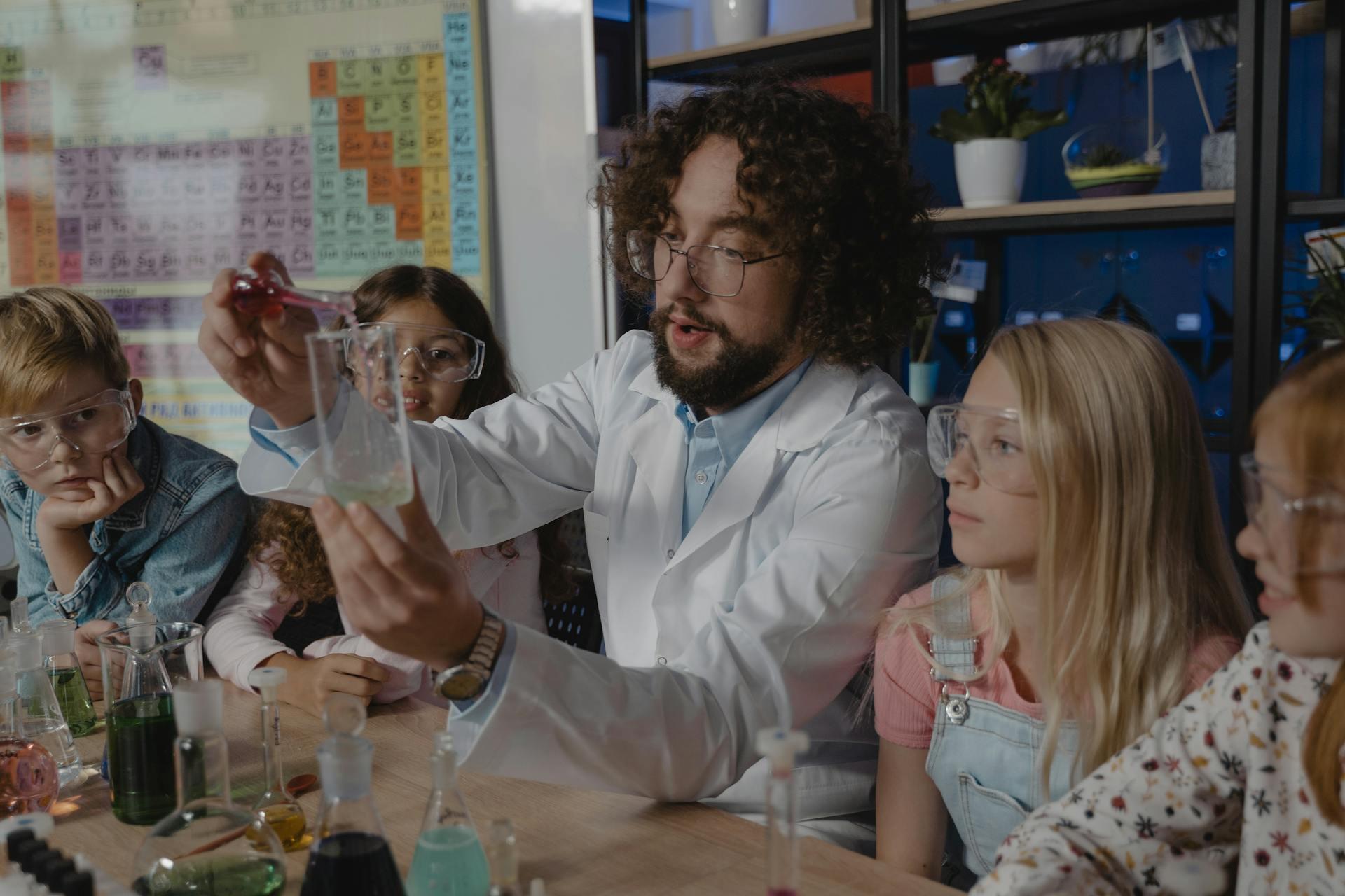 Profesor enseñando a estudiantes mezclas quimicas en la vida cotidiana