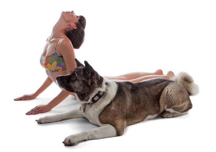 Aprieta todos los músculos al practicar yoga.
