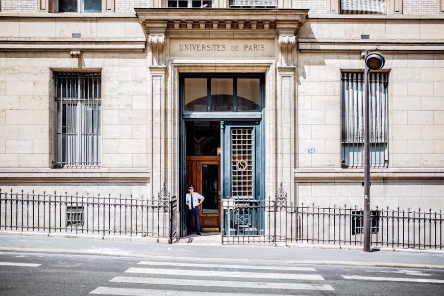Puerta de la Universidad de París