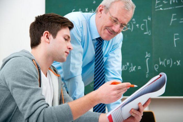 Profesor mayor resolviendo dudas a un estudiante