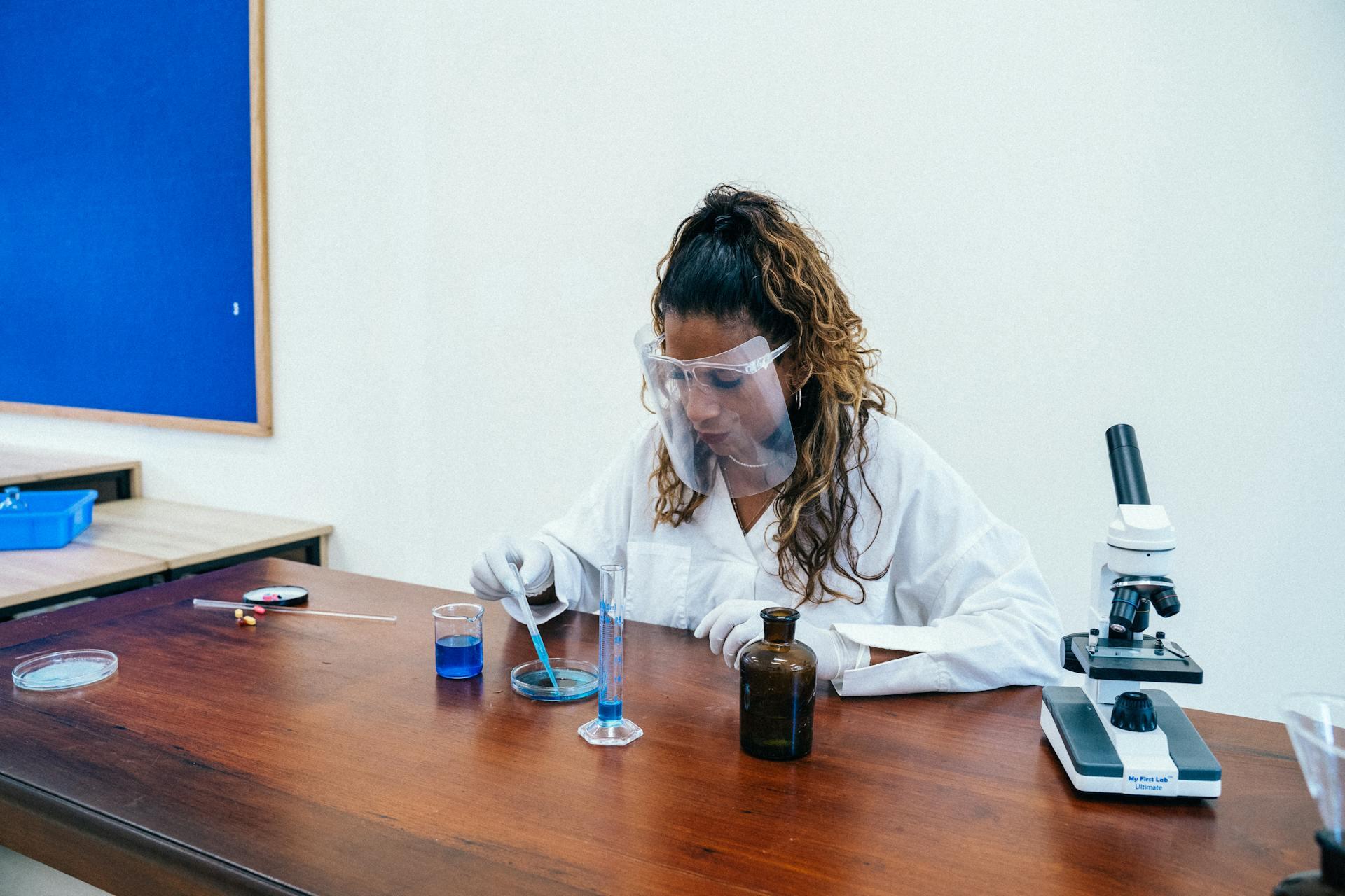 Mujer en laboratorio de quimica