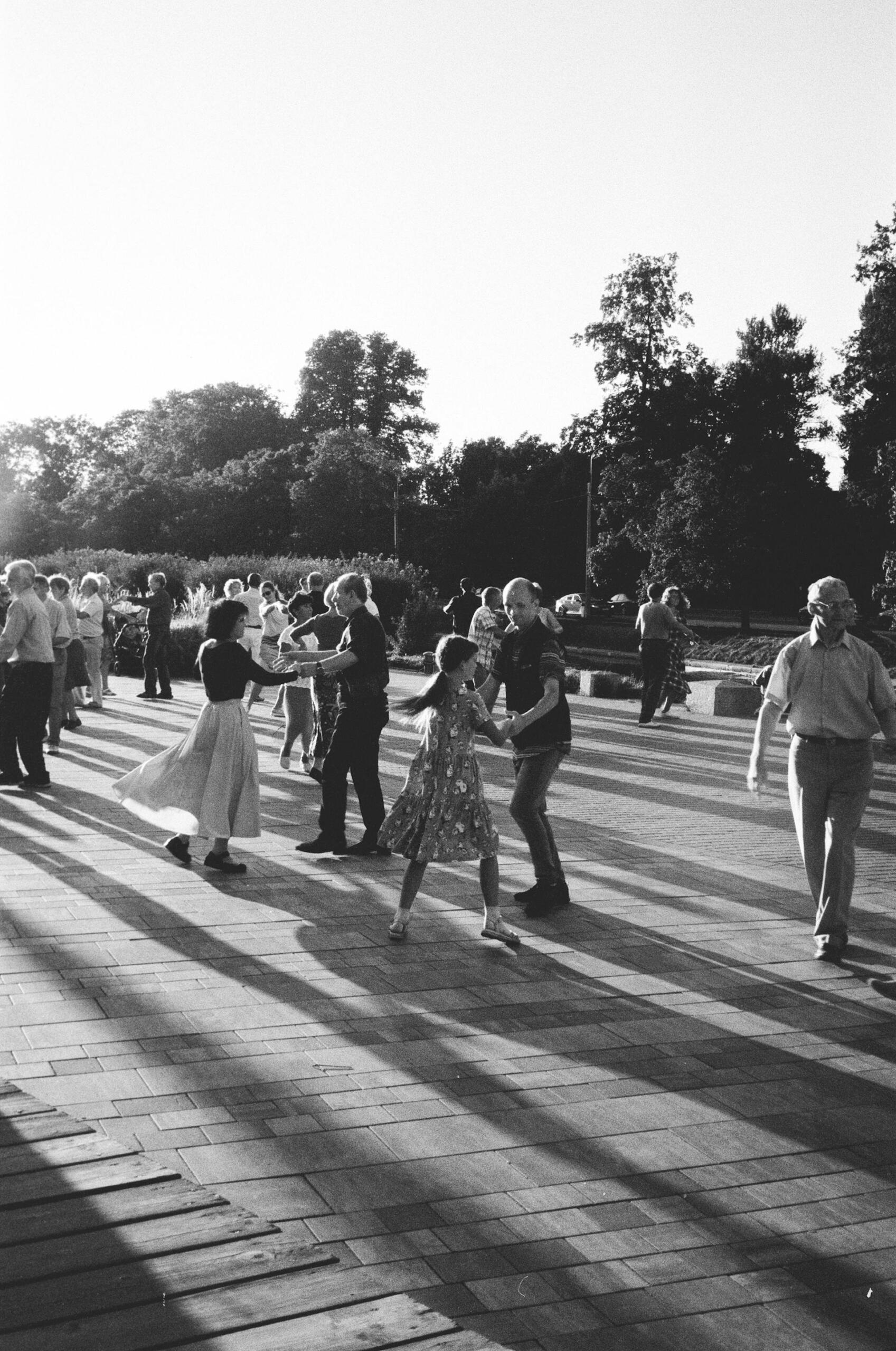 bailando salsa en las calles