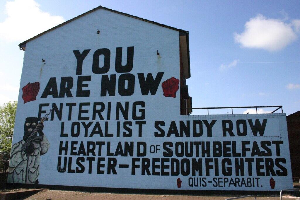 Mural político en Belfast que refleja la división durante The Troubles.