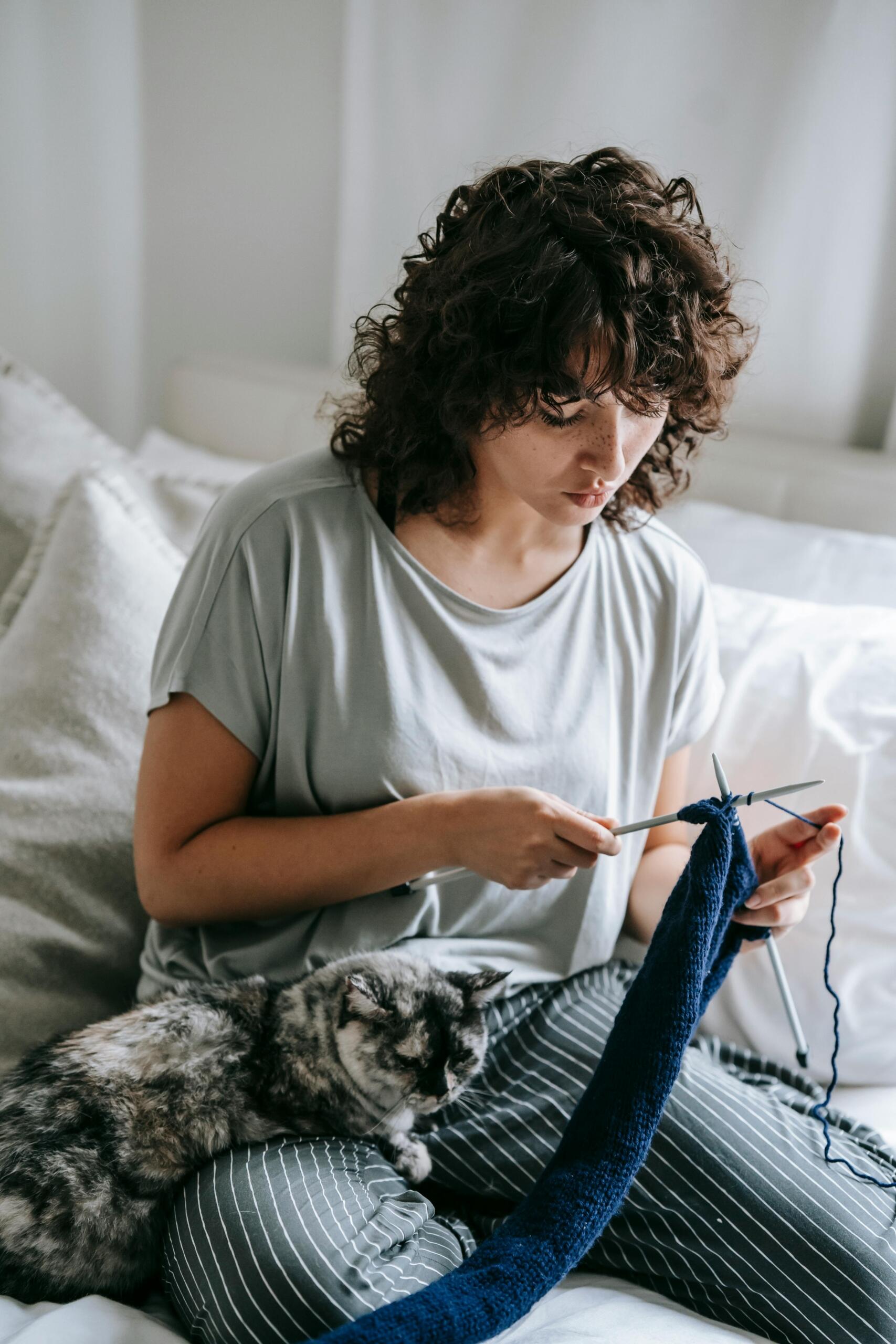 tejiendo crochet en casa