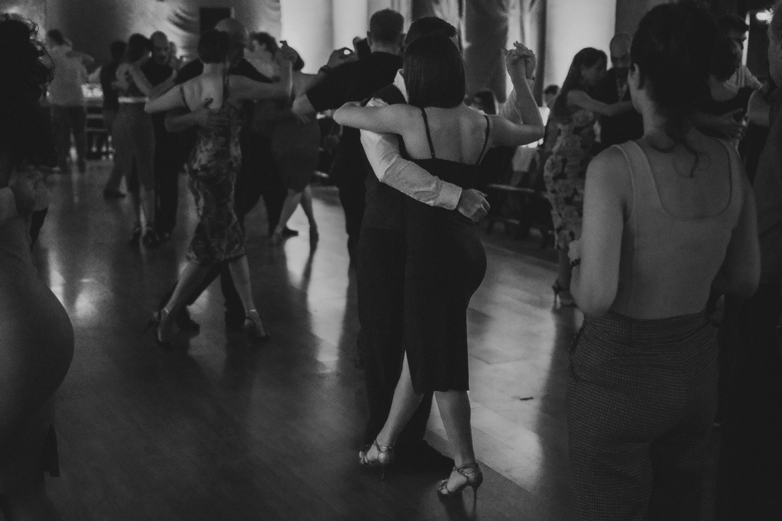 Evolución de la bachata: de música marginal a fenómeno mundial