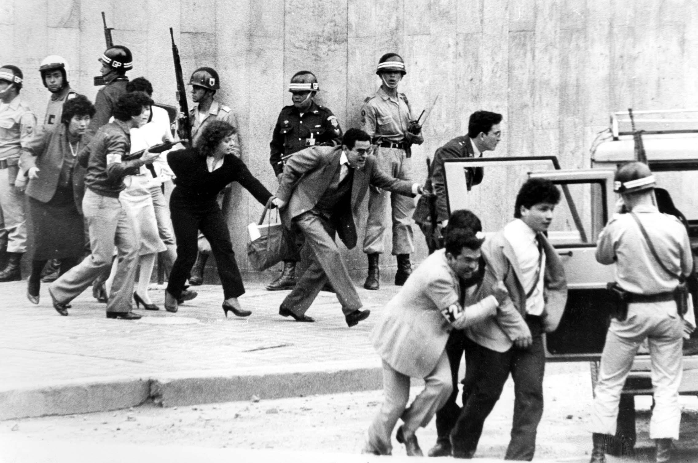 La Casa del Florero: El museo histórico frente al Palacio se usó como centro de interrogatorios para los sobrevivientes.
