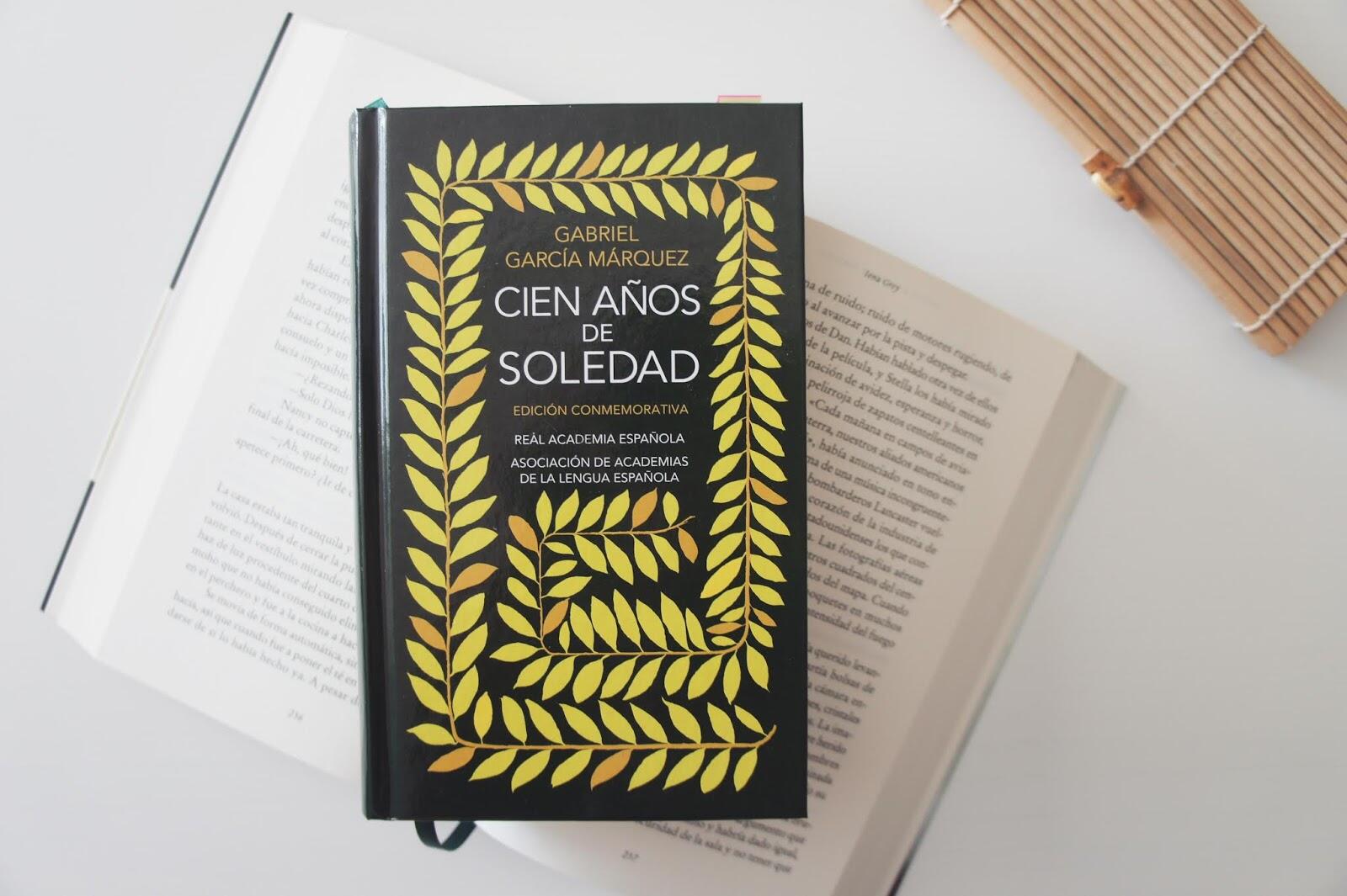 Gabriel García Márquez con su libro Cien años de soledad