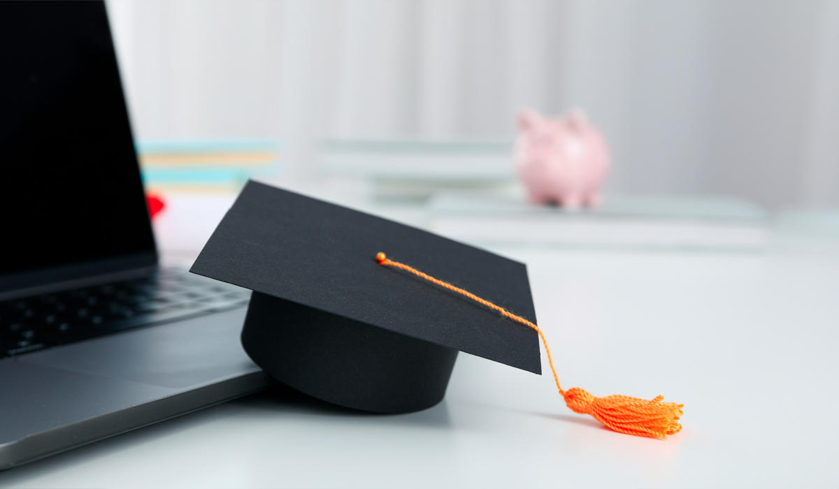 Numerosas universidades en línea proporcionan programas flexibles que posibilitan a los estudiantes transferir créditos previamente adquiridos en otras instituciones