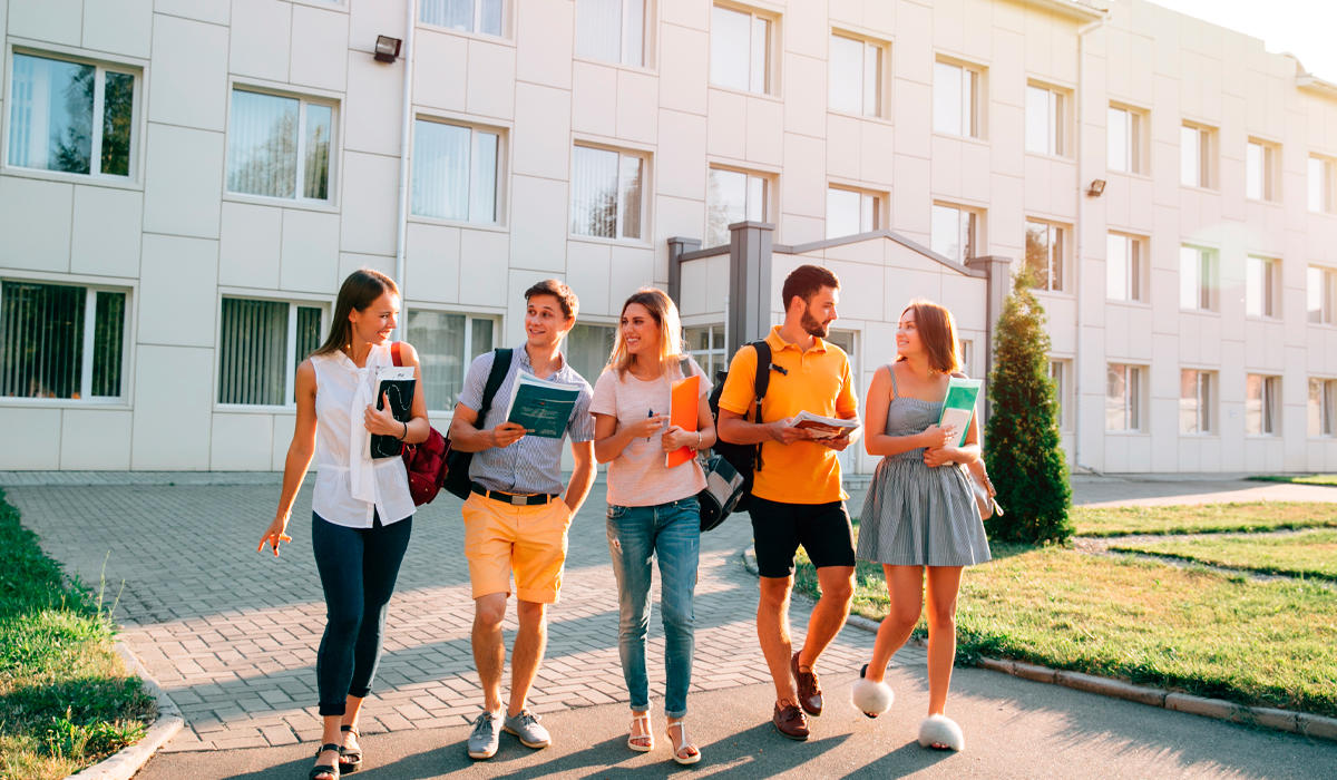 Es importante tener en cuenta que, aunque los cursos gratuitos pueden brindar conocimientos valiosos, es probable que no ofrezcan el mismo nivel de calidad que los cursos pagados