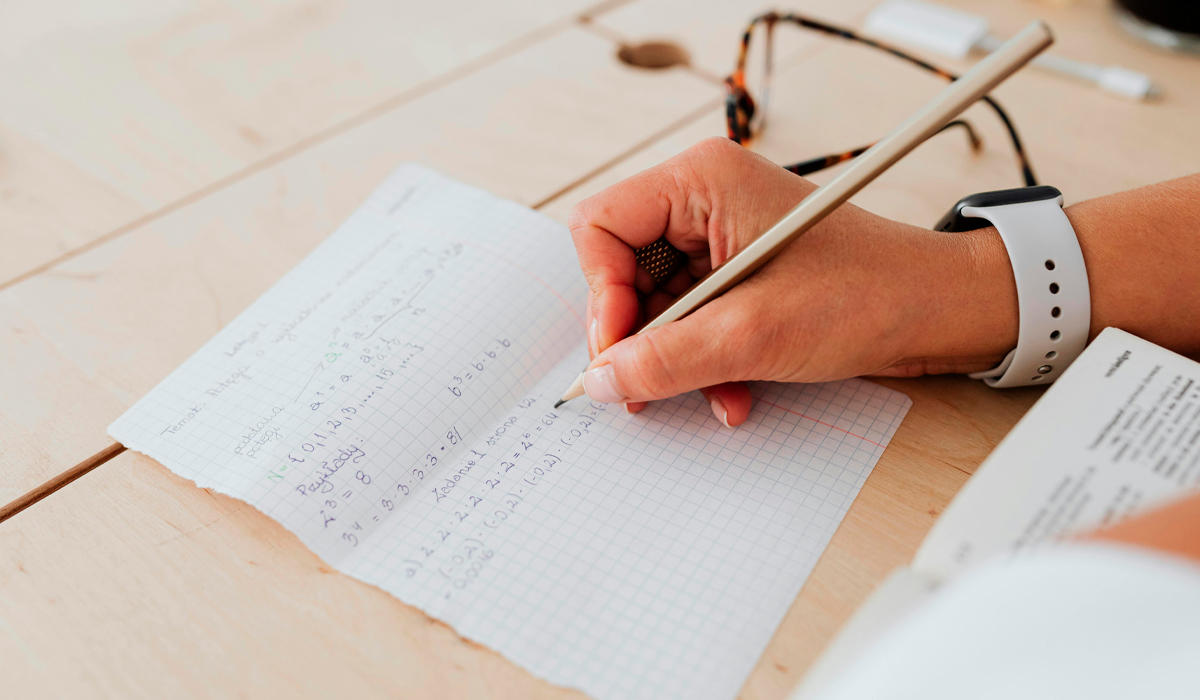 Las plataformas también te brindan la opción de realizar exámenes, lo que facilita la evaluación y consolidación de tus conocimientos.