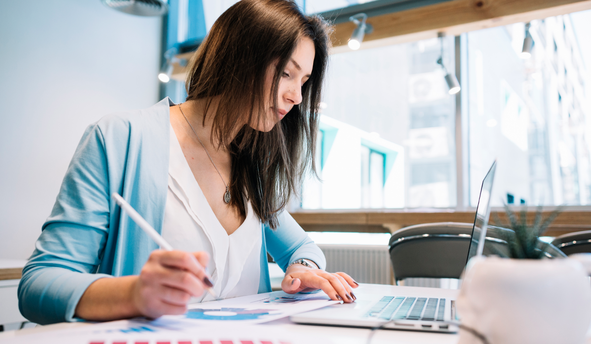 Las oportunidades y los beneficios de estudiar economía en línea