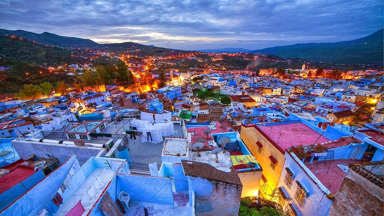 Foto aerea de Marruecos, en al que se ven muchas casas azules.