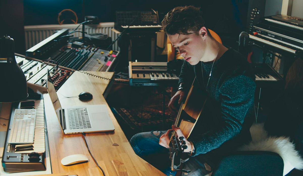Descubre y adquiere las herramientas esenciales que te permitirán grabar con precisión y calidad el sonido único de tu guitarra