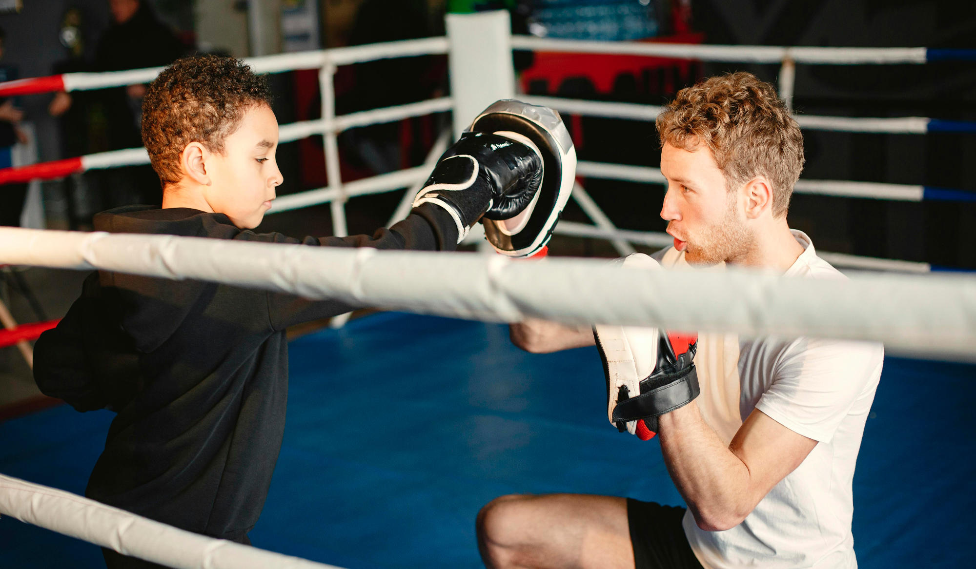 El boxeo para niños es una excelente opción para aquellos que buscan un deporte que combine el acondicionamiento físico con el desarrollo de valores importantes.