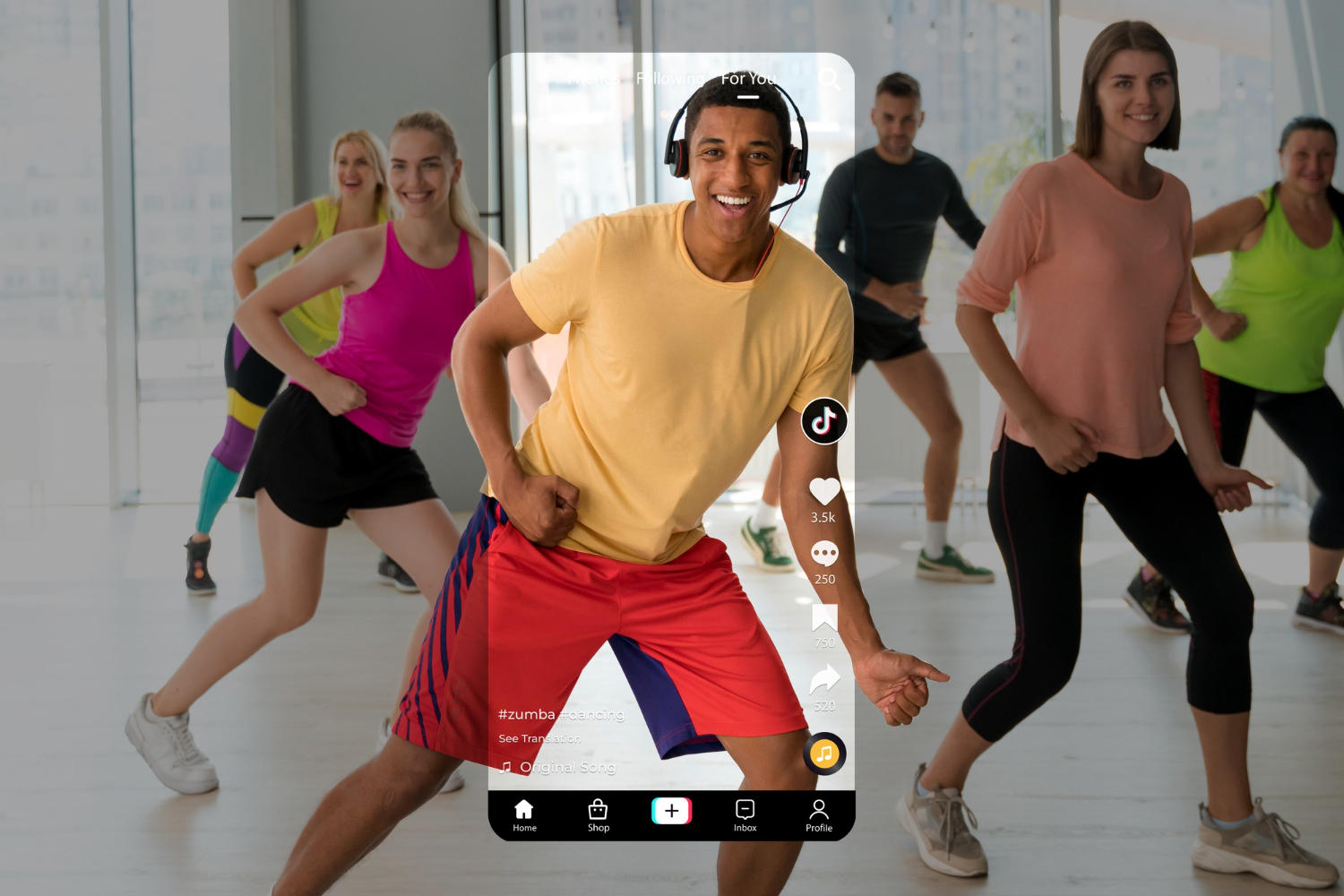 Personas bailando, mientras la pantalla vertical del celular hace primer plano a la persona de el frente