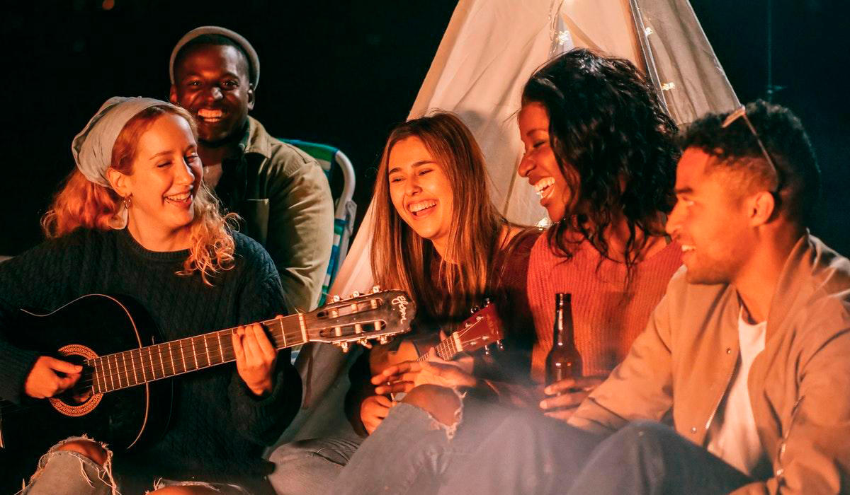 ¿Te encuentras en proceso de aprender a tocar la guitarra? Aprovecha la compañía de amigos para practicar de manera conjunta.