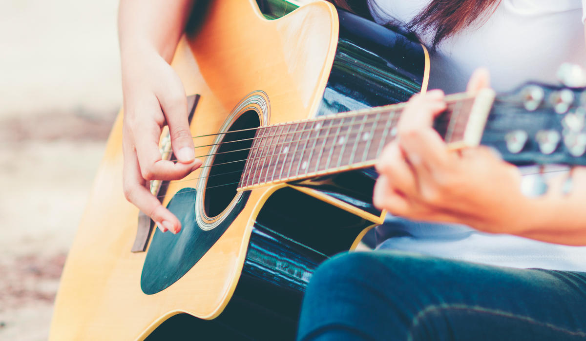 Las canciones españolas de las décadas de los 60 y 70 no solo ofrecen una rica diversidad musical, sino que también presentan desafíos interesantes que contribuyen al desarrollo técnico y expresivo en la práctica de este instrumento.