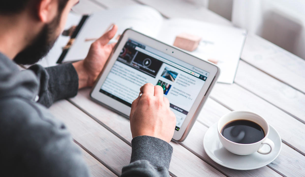 Puedes explorar noticias de economía en línea a través de blogs