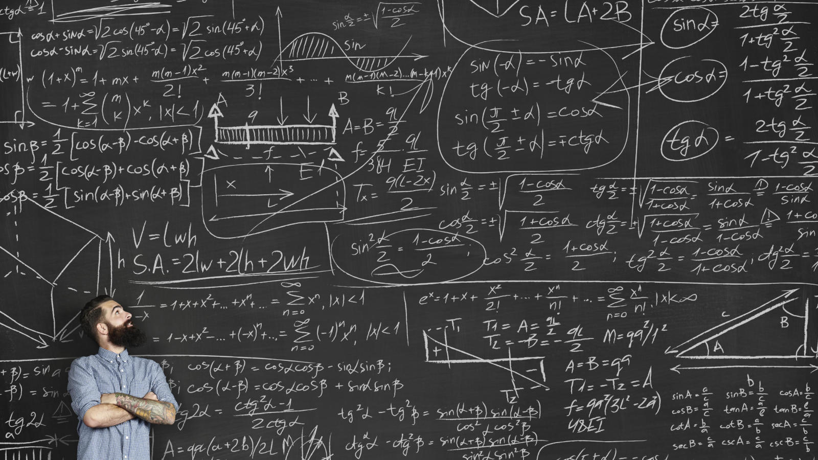 Hombre delante de una pizarra llena de ecuaciones matemáticas.