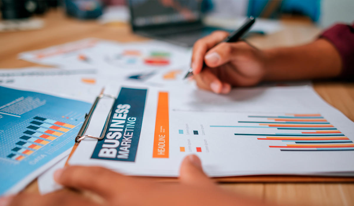 Una ventaja destacada de optar por la educación en línea en economía es el aspecto económico, ya que suele ser más accesible que la educación tradiciona