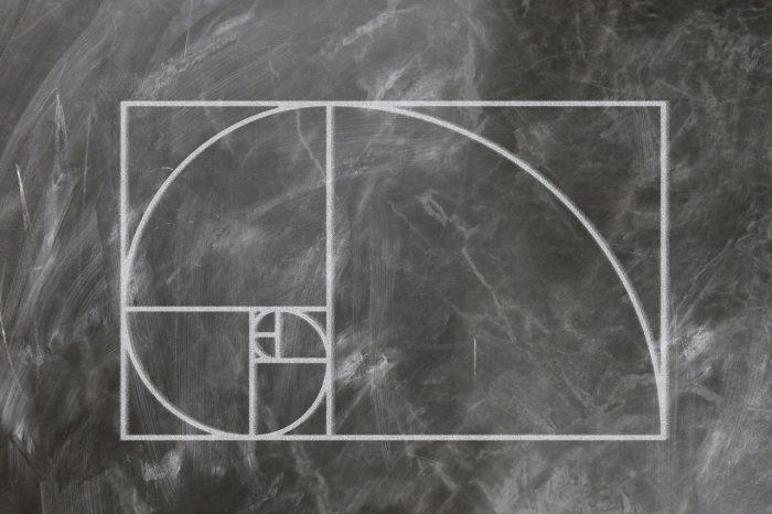 La espiral de Fibonacci dibujada en un tablero.