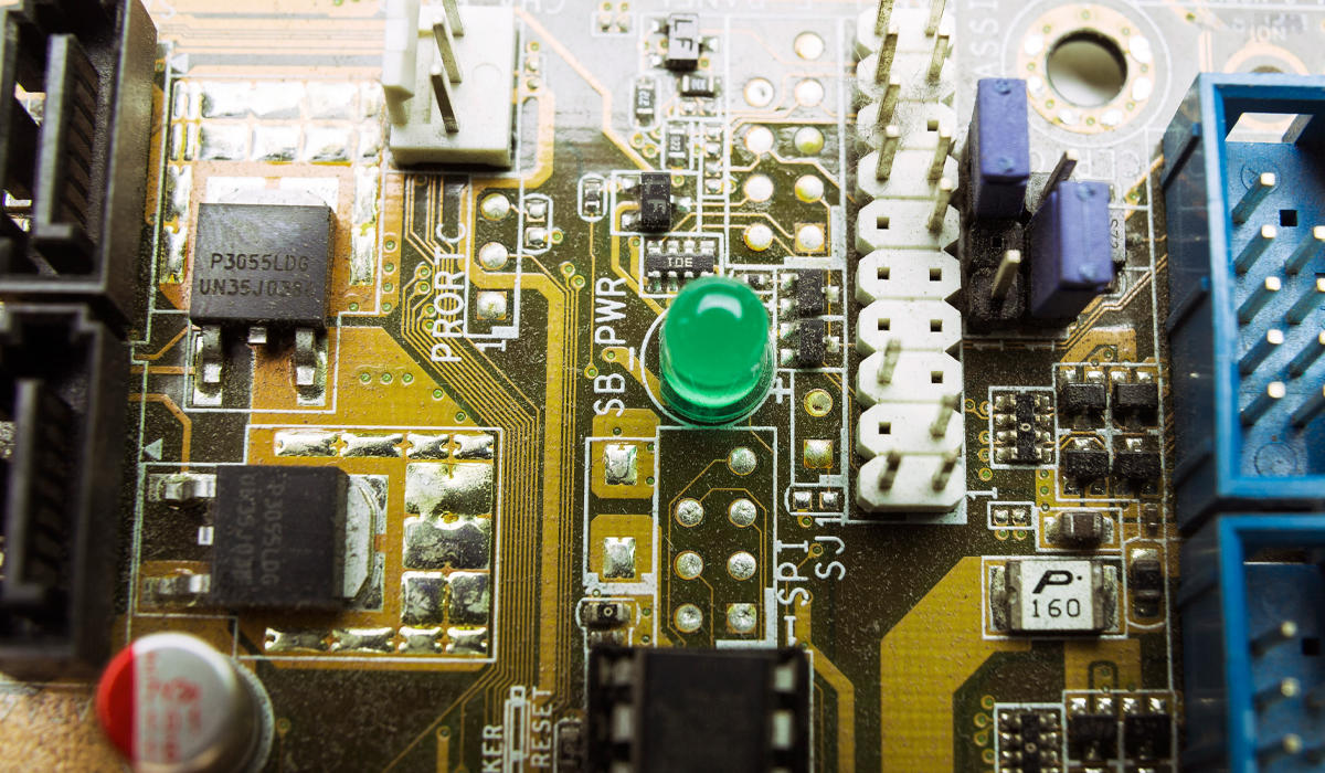 Una computadora es una máquina electrónica que procesa, almacena y manipula información automáticamente a través de secuencias de instrucciones definidas.