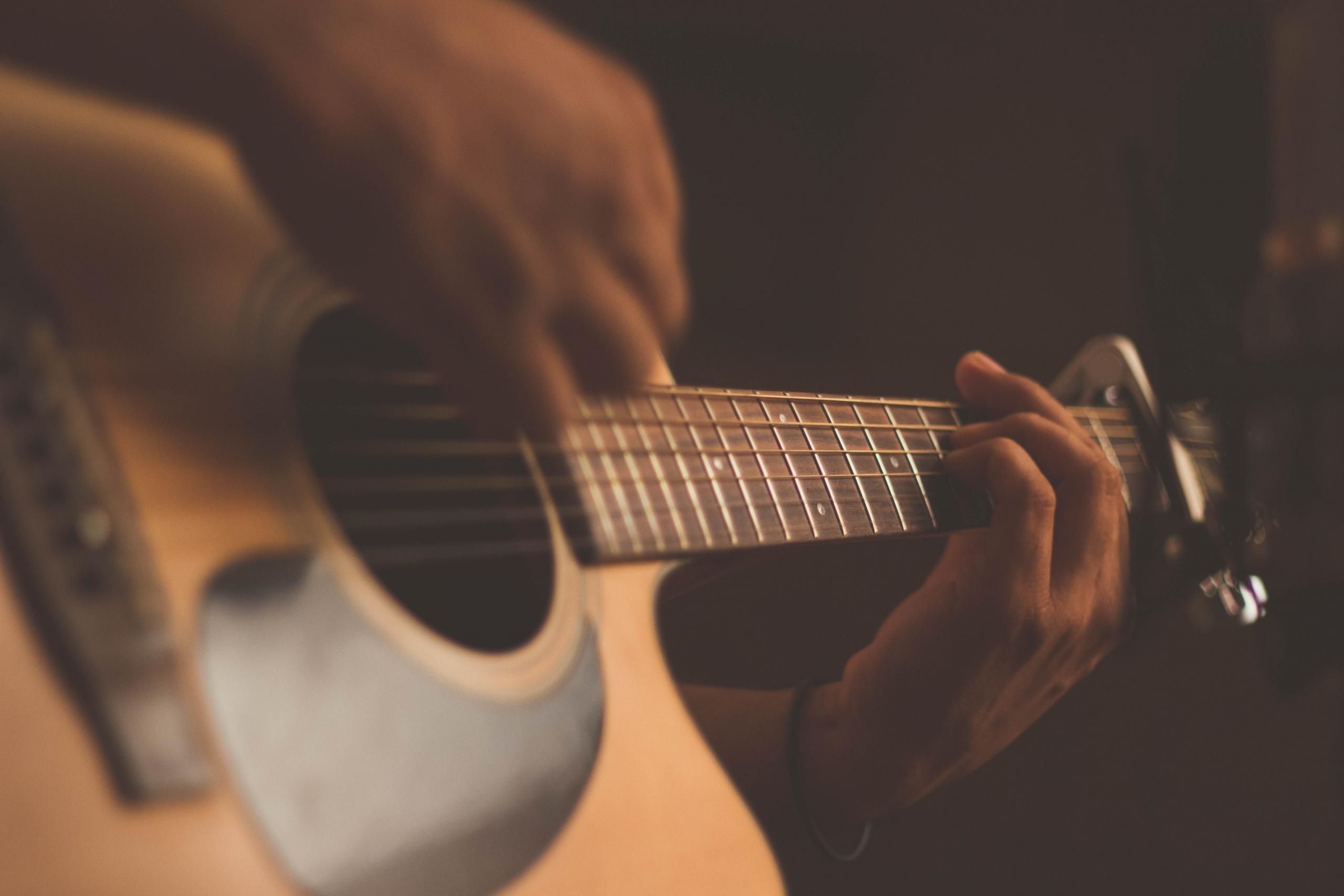 que tan dificil es aprender a tocar guitarra