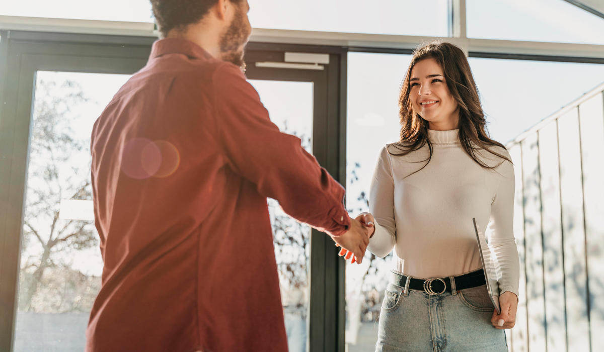 "Hiring" en LinkedIn se refiere al proceso de reclutamiento de nuevos empleados por parte de empresas a través de la plataforma