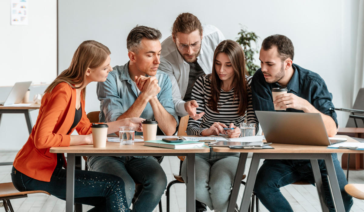 LinkedIn Empresas es una herramienta poderosa diseñada específicamente para ayudar a las organizaciones a maximizar su presencia en la plataforma