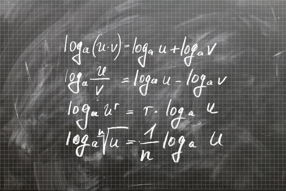 Pizarra en la que ven escritas varias fórmulas matemáticas.