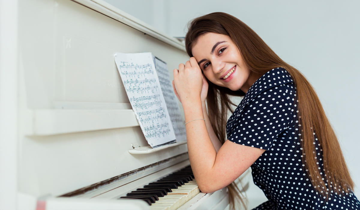 Los símbolos musicales son elementos gráficos utilizados en las partituras para proporcionar instrucciones específicas sobre cómo debe interpretarse una pieza.