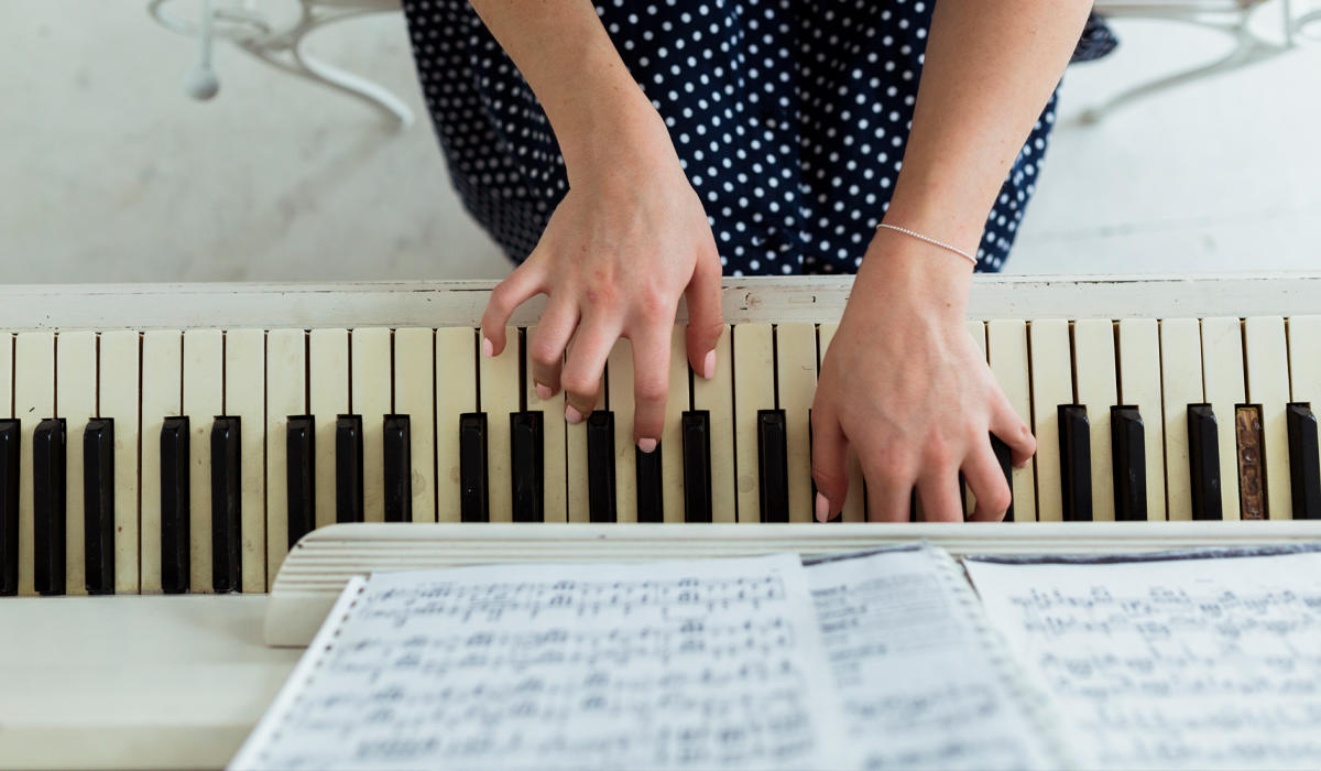 El solfeo no solo es una herramienta para interpretar y tocar música, sino que también es esencial para escribir y editar partituras.