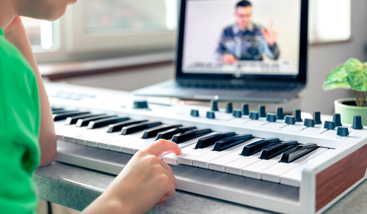 el solfeo es una herramienta esencial para cualquier intérprete, ya sea que toques la guitarra, el piano, o cualquier otro instrumento.