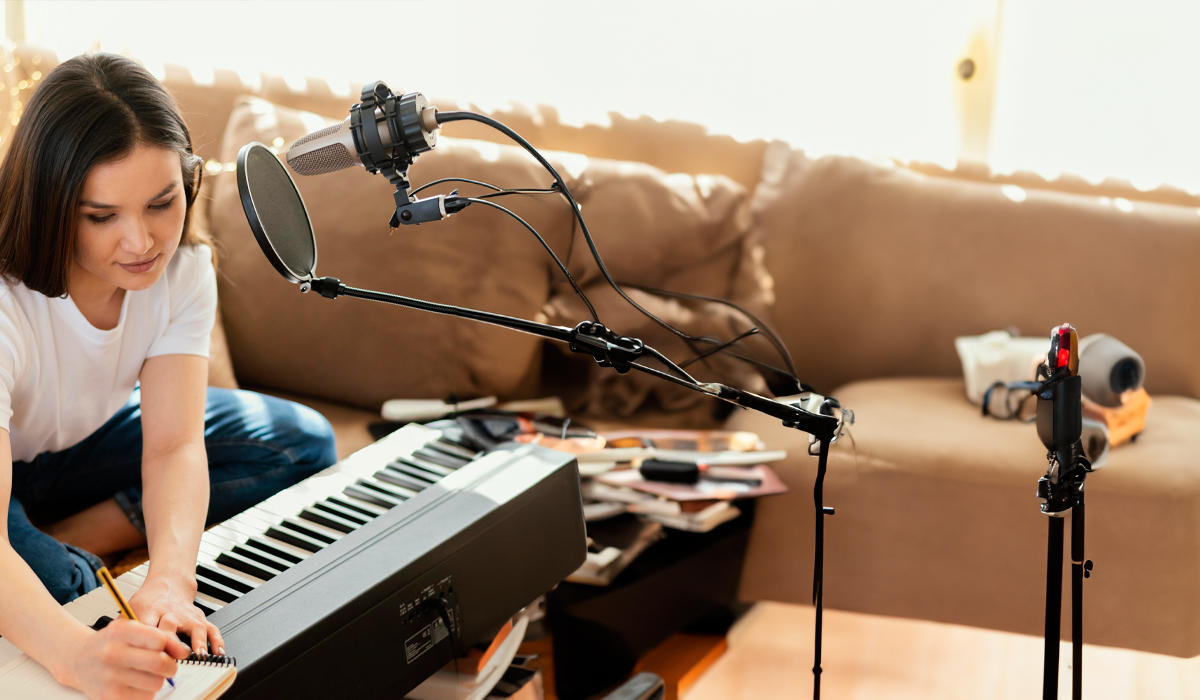 El solfeo pronunciado se enfoca en reconocer y pronunciar signos musicales y compases sin tocar un instrumento, crucial en la educación musical.