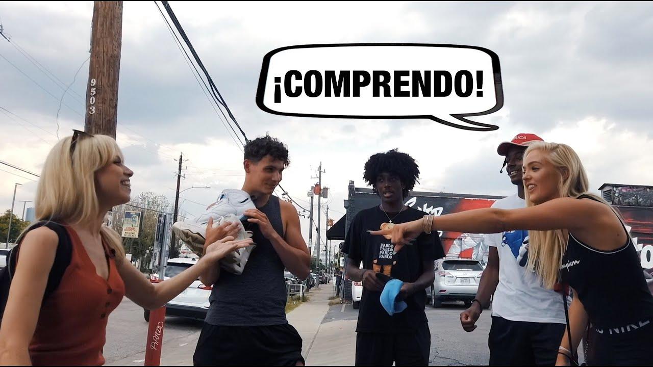 Latinos y extranjeros hablando en mitad de calle.