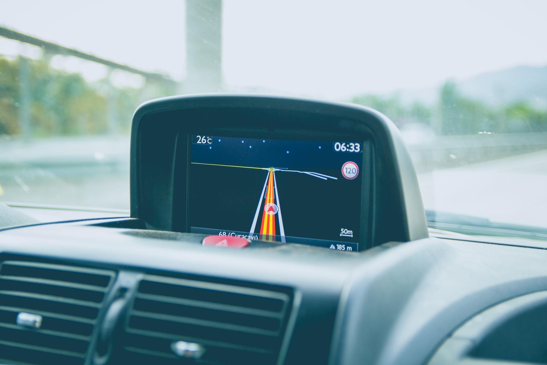 Automóvil en el que se ve el GPS.